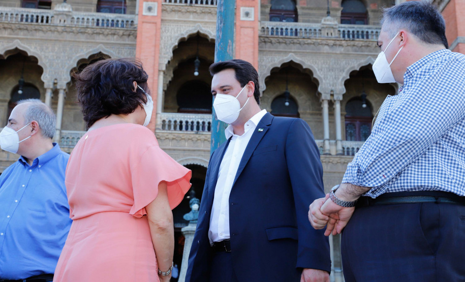 O governador Carlos Massa Ratinho Junior afirmou nesta quinta-feira (7), em visita à Fundação Oswaldo Cruz (Fiocruz), no Rio de Janeiro, que a vacinação no Paraná deve começar em janeiro em profissionais de saúde e comunidades indígenas isoladas.