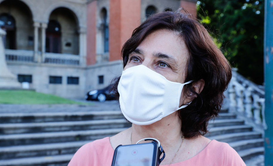 O governador Carlos Massa Ratinho Junior afirmou nesta quinta-feira (7), em visita à Fundação Oswaldo Cruz (Fiocruz), no Rio de Janeiro, que a vacinação no Paraná deve começar em janeiro em profissionais de saúde e comunidades indígenas isoladas.