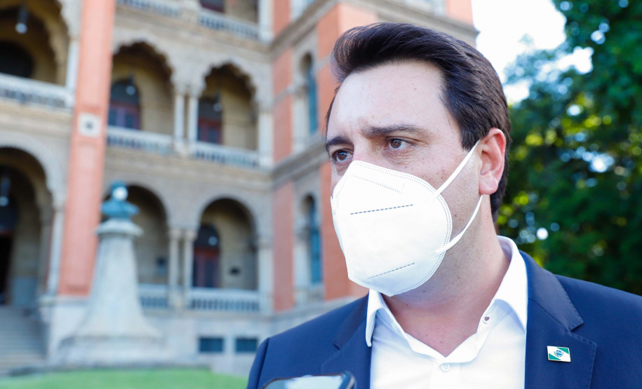 O governador Carlos Massa Ratinho Junior afirmou nesta quinta-feira (7), em visita à Fundação Oswaldo Cruz (Fiocruz), no Rio de Janeiro, que a vacinação no Paraná deve começar em janeiro em profissionais de saúde e comunidades indígenas isoladas.