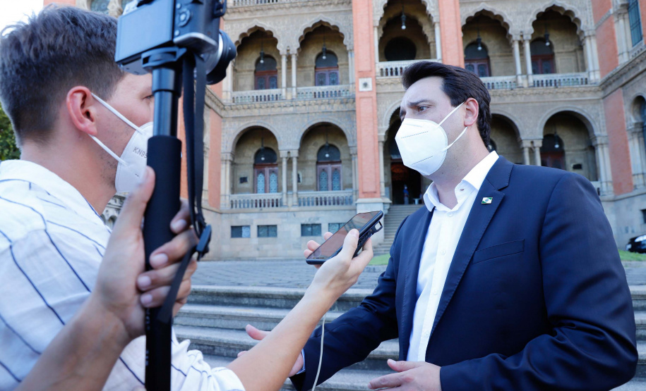 O governador Carlos Massa Ratinho Junior afirmou nesta quinta-feira (7), em visita à Fundação Oswaldo Cruz (Fiocruz), no Rio de Janeiro, que a vacinação no Paraná deve começar em janeiro em profissionais de saúde e comunidades indígenas isoladas.