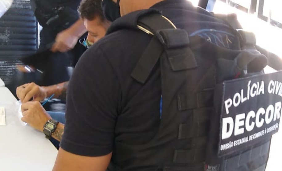 A Polícia Civil do Paraná (PCPR) prendeu preventivamente nove pessoas suspeitas de envolvimento em fraude à licitação para aquisição de luminárias de LED na cidade de Foz do Iguaçu. As prisões ocorreram nesta quinta-feira (07), em Curitiba e Pontal do Paraná, no Litoral do Estado, e em Balneário Camboriú (SC). A ação contou com o apoio do Ministério Público do Paraná. Foto: Divulgação PCPR