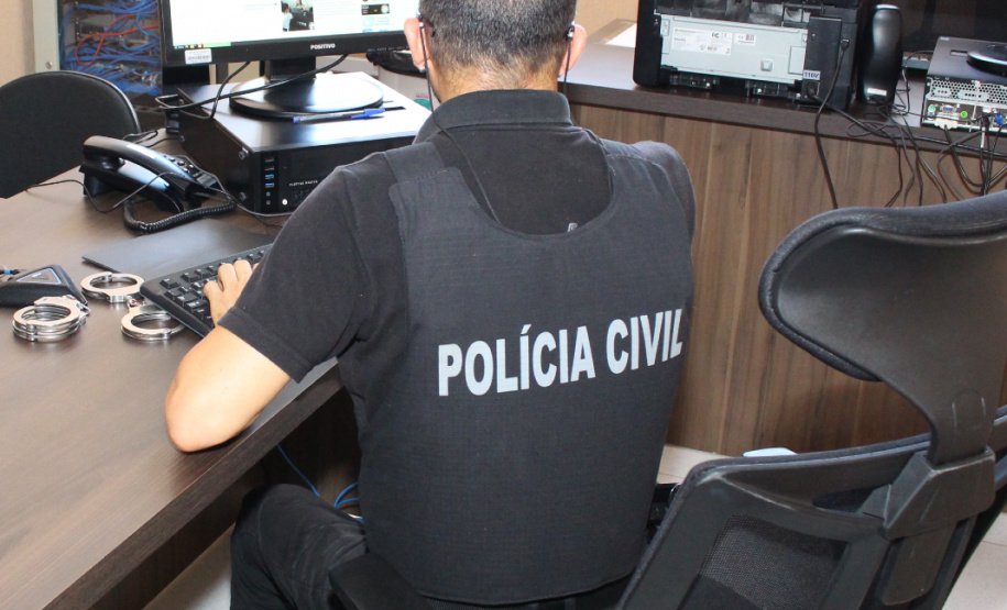 A Polícia Civil do Paraná (PCPR) prendeu preventivamente nove pessoas suspeitas de envolvimento em fraude à licitação para aquisição de luminárias de LED na cidade de Foz do Iguaçu. As prisões ocorreram nesta quinta-feira (07), em Curitiba e Pontal do Paraná, no Litoral do Estado, e em Balneário Camboriú (SC). A ação contou com o apoio do Ministério Público do Paraná. Foto: Divulgação PCPR