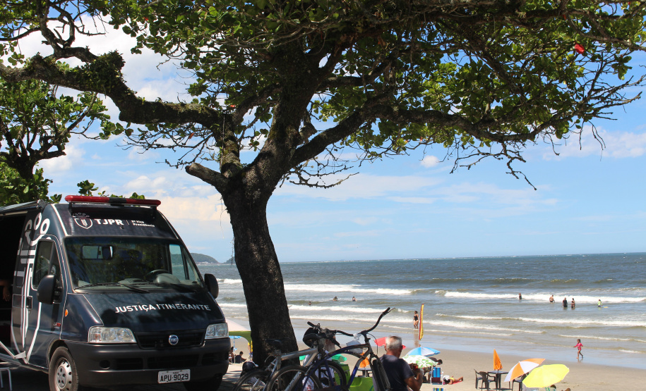 Para facilitar o contato com os moradores e veranistas que estiverem nas praias do Paraná durante a temporada de verão, o Tribunal de Justiça do Paraná (TJPR), por meio da 2ª Vice-Presidência, trouxe ao litoral o projeto “Justiça Itinerante”, que faz parte das atividades do Verão Consciente 2020/2021 do Governo do Estado. A unidade móvel percorre os balneários das praias do Paraná até a próxima segunda-feira (11/01). -  Curitiba, 08/01/2021  -  Foto: Divulgação TJPR