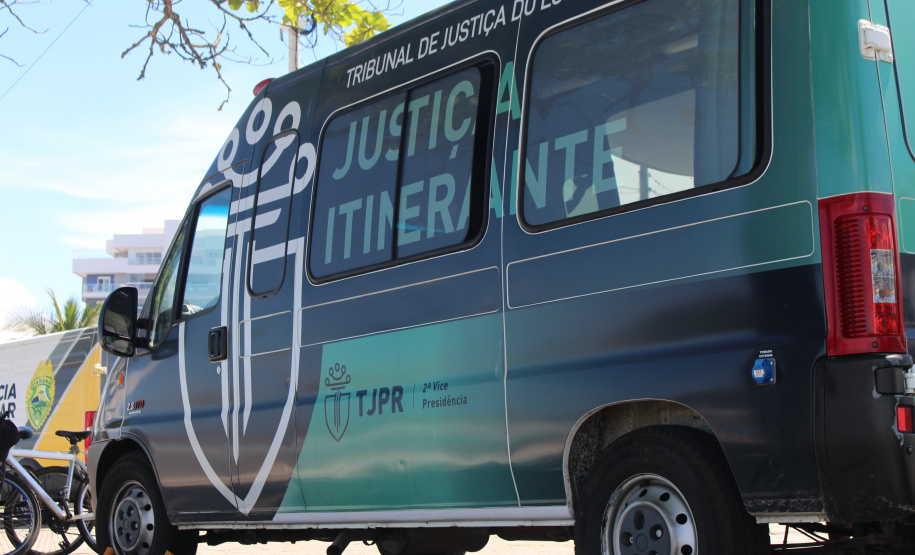 Para facilitar o contato com os moradores e veranistas que estiverem nas praias do Paraná durante a temporada de verão, o Tribunal de Justiça do Paraná (TJPR), por meio da 2ª Vice-Presidência, trouxe ao litoral o projeto “Justiça Itinerante”, que faz parte das atividades do Verão Consciente 2020/2021 do Governo do Estado. A unidade móvel percorre os balneários das praias do Paraná até a próxima segunda-feira (11/01). -  Curitiba, 08/01/2021  -  Foto: Divulgação TJPR