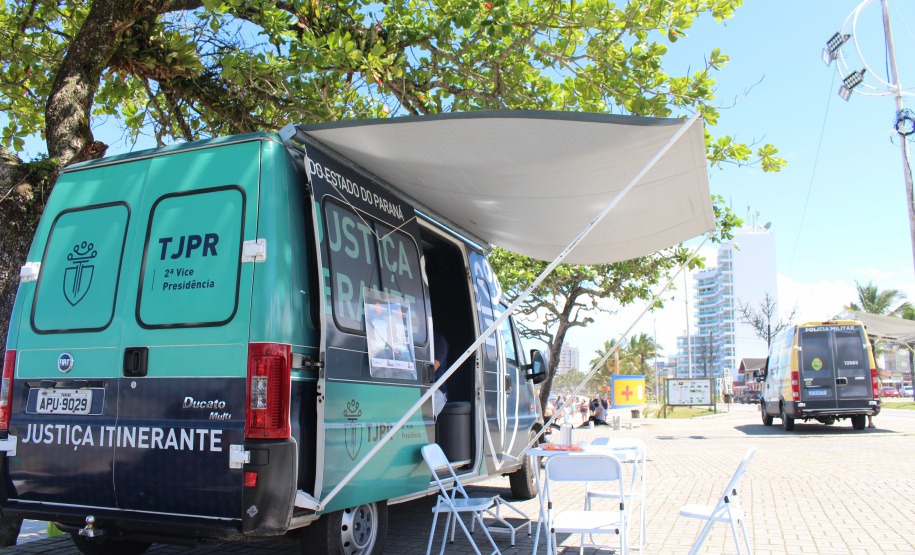 Para facilitar o contato com os moradores e veranistas que estiverem nas praias do Paraná durante a temporada de verão, o Tribunal de Justiça do Paraná (TJPR), por meio da 2ª Vice-Presidência, trouxe ao litoral o projeto “Justiça Itinerante”, que faz parte das atividades do Verão Consciente 2020/2021 do Governo do Estado. A unidade móvel percorre os balneários das praias do Paraná até a próxima segunda-feira (11/01). -  Curitiba, 08/01/2021  -  Foto: Divulgação TJPR