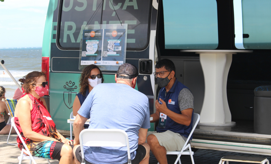 Para facilitar o contato com os moradores e veranistas que estiverem nas praias do Paraná durante a temporada de verão, o Tribunal de Justiça do Paraná (TJPR), por meio da 2ª Vice-Presidência, trouxe ao litoral o projeto “Justiça Itinerante”, que faz parte das atividades do Verão Consciente 2020/2021 do Governo do Estado. A unidade móvel percorre os balneários das praias do Paraná até a próxima segunda-feira (11/01). -  Curitiba, 08/01/2021  -  Foto: Divulgação TJPR