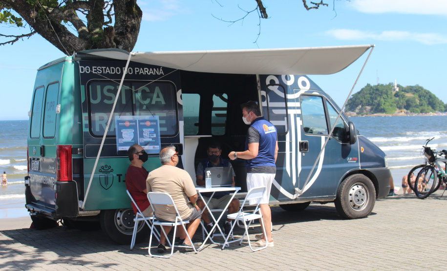 Para facilitar o contato com os moradores e veranistas que estiverem nas praias do Paraná durante a temporada de verão, o Tribunal de Justiça do Paraná (TJPR), por meio da 2ª Vice-Presidência, trouxe ao litoral o projeto “Justiça Itinerante”, que faz parte das atividades do Verão Consciente 2020/2021 do Governo do Estado. A unidade móvel percorre os balneários das praias do Paraná até a próxima segunda-feira (11/01). -  Curitiba, 08/01/2021  -  Foto: Divulgação TJPR