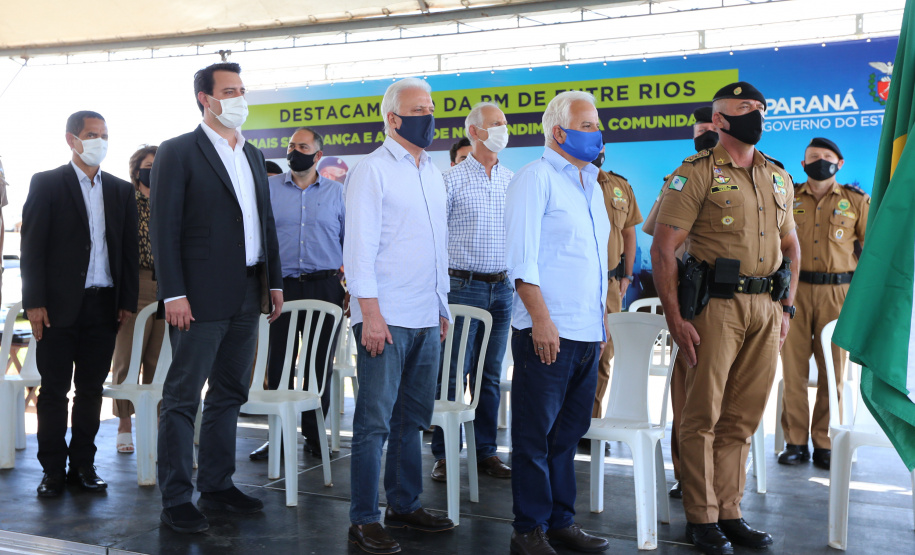 Um investimento do Governo do Estado vai reforçar a segurança do distrito de Entre Rios, área rural de Guarapuava, na região Central do Paraná. Nesta segunda-feira (11), o governador Carlos Massa Ratinho Junior esteve na localidade para a inauguração da nova sede Destacamento da Polícia Militar instalada no distrito.  Entre Rios, Guarapuava, 11/01/2021  -  Foto: Geraldo Bubniak/AEN