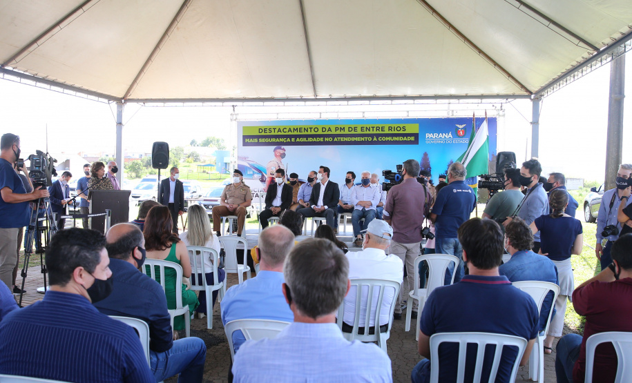 Um investimento do Governo do Estado vai reforçar a segurança do distrito de Entre Rios, área rural de Guarapuava, na região Central do Paraná. Nesta segunda-feira (11), o governador Carlos Massa Ratinho Junior esteve na localidade para a inauguração da nova sede Destacamento da Polícia Militar instalada no distrito.  Entre Rios, Guarapuava, 11/01/2021  -  Foto: Geraldo Bubniak/AEN