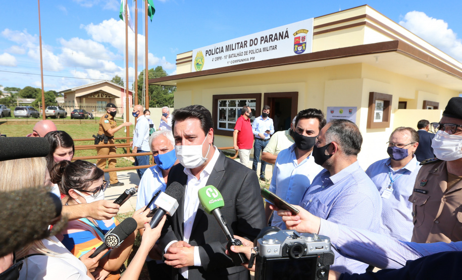 Um investimento do Governo do Estado vai reforçar a segurança do distrito de Entre Rios, área rural de Guarapuava, na região Central do Paraná. Nesta segunda-feira (11), o governador Carlos Massa Ratinho Junior esteve na localidade para a inauguração da nova sede Destacamento da Polícia Militar instalada no distrito.  Entre Rios, Guarapuava, 11/01/2021  -  Foto: Geraldo Bubniak/AEN