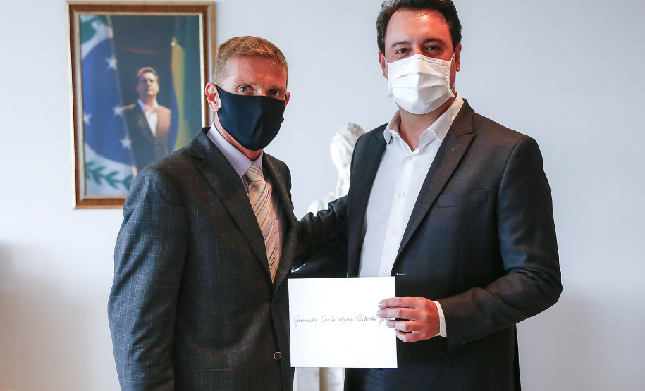 O governador Carlos Massa Ratinho Junior autorizou formalmente a doação de um ônibus para o Tribunal de Contas do Estado do Paraná (TCE-PR). O veículo será utilizado para a implementação do Tribunal Itinerante, projeto idealizado pelo novo presidente da Corte, Fabio Camargo, para aproximar o trabalho de fiscalização ao dia a dia dos cidadãos paranaenses.