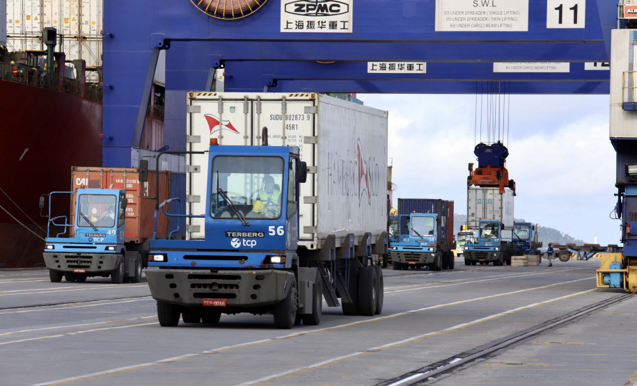 O volume de cargas importadas e exportadas em contêineres em 2020, pelo Porto de Paranaguá, aumentou 6% em relação a 2019. Foram 8.541.091 toneladas, 508.664 toneladas a mais que no ano anterior. Os produtos conteinerizados representam 14,9% da movimentação geral dos portos do Paraná.