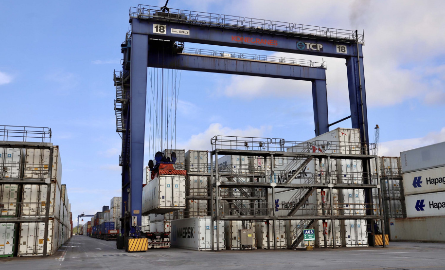 O volume de cargas importadas e exportadas em contêineres em 2020, pelo Porto de Paranaguá, aumentou 6% em relação a 2019. Foram 8.541.091 toneladas, 508.664 toneladas a mais que no ano anterior. Os produtos conteinerizados representam 14,9% da movimentação geral dos portos do Paraná.