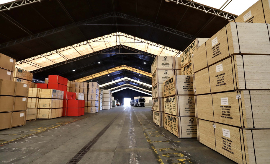 O volume de cargas importadas e exportadas em contêineres em 2020, pelo Porto de Paranaguá, aumentou 6% em relação a 2019. Foram 8.541.091 toneladas, 508.664 toneladas a mais que no ano anterior. Os produtos conteinerizados representam 14,9% da movimentação geral dos portos do Paraná.