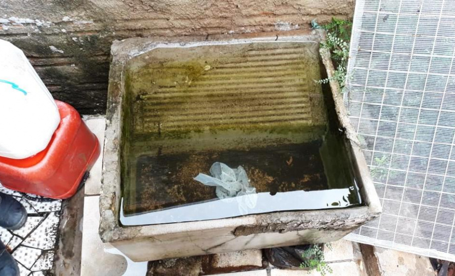 A Secretaria de Estado da Saúde divulgou nesta terça-feira (12) o primeiro boletim de 2021 com os dados do monitoramento da dengue no Estado. A Secretaria da Saúde realiza neste momento força-tarefa para atendimento a um surto no município de Sengés, na região dos Campos Gerais. As equipes detectaram e removeram de forma mecânica centenas de criadouros em recipientes usados para armazenar água como baldes, caixas d´água e tanques.  -  Foto: Divulgação SESA