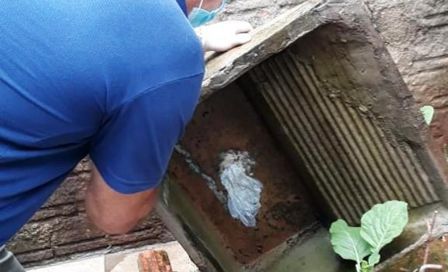 A Secretaria de Estado da Saúde divulgou nesta terça-feira (12) o primeiro boletim de 2021 com os dados do monitoramento da dengue no Estado. A Secretaria da Saúde realiza neste momento força-tarefa para atendimento a um surto no município de Sengés, na região dos Campos Gerais. As equipes detectaram e removeram de forma mecânica centenas de criadouros em recipientes usados para armazenar água como baldes, caixas d´água e tanques.  -  Foto: Divulgação SESA