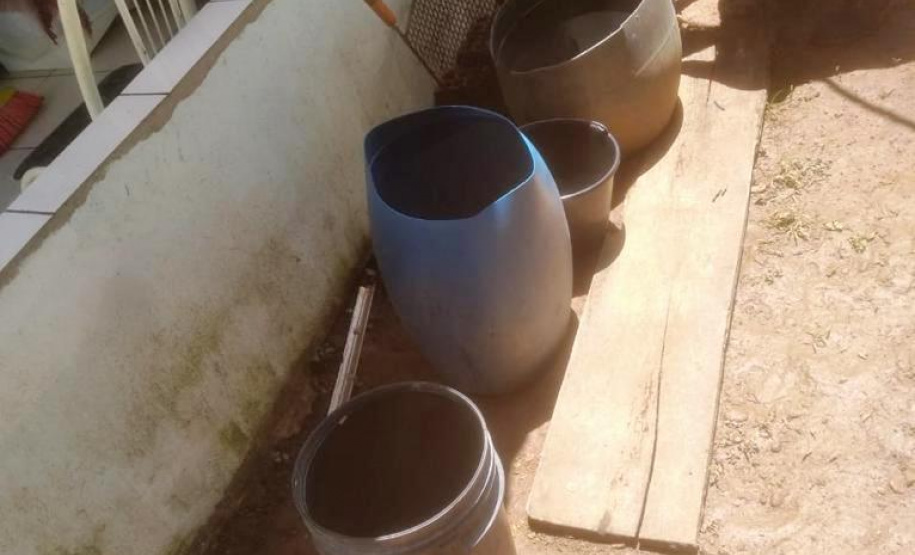 A Secretaria de Estado da Saúde divulgou nesta terça-feira (12) o primeiro boletim de 2021 com os dados do monitoramento da dengue no Estado. A Secretaria da Saúde realiza neste momento força-tarefa para atendimento a um surto no município de Sengés, na região dos Campos Gerais. As equipes detectaram e removeram de forma mecânica centenas de criadouros em recipientes usados para armazenar água como baldes, caixas d´água e tanques.  -  Foto: Divulgação SESA