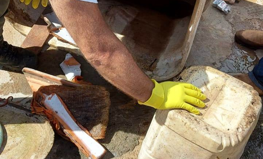 A Secretaria de Estado da Saúde divulgou nesta terça-feira (12) o primeiro boletim de 2021 com os dados do monitoramento da dengue no Estado. A Secretaria da Saúde realiza neste momento força-tarefa para atendimento a um surto no município de Sengés, na região dos Campos Gerais. As equipes detectaram e removeram de forma mecânica centenas de criadouros em recipientes usados para armazenar água como baldes, caixas d´água e tanques.  -  Foto: Divulgação SESA