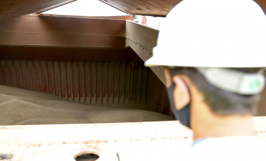 No berço 204, a oeste do cais do Porto de Paranaguá, o embarque de um novo produto chamou a atenção nesse início de semana. A granel, pellets de bagaço de cana-de-açúcar encheram os porões do navio Marina Prince. A biomassa é produto de exportação que vai atender o mercado do Reino Unido na geração de energia sustentável. A operação está sendo concluída nesta terça-feira (12).