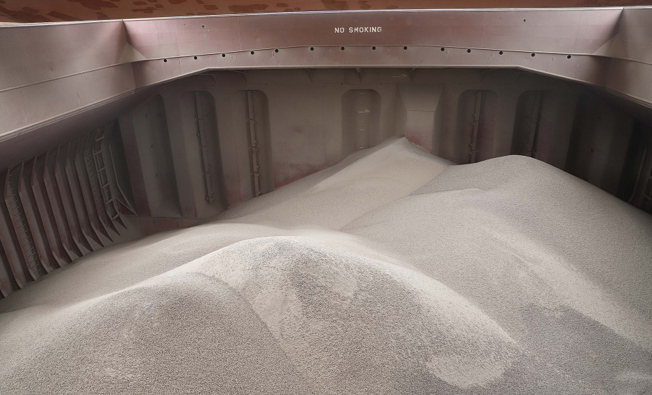 No berço 204, a oeste do cais do Porto de Paranaguá, o embarque de um novo produto chamou a atenção nesse início de semana. A granel, pellets de bagaço de cana-de-açúcar encheram os porões do navio Marina Prince. A biomassa é produto de exportação que vai atender o mercado do Reino Unido na geração de energia sustentável. A operação está sendo concluída nesta terça-feira (12).