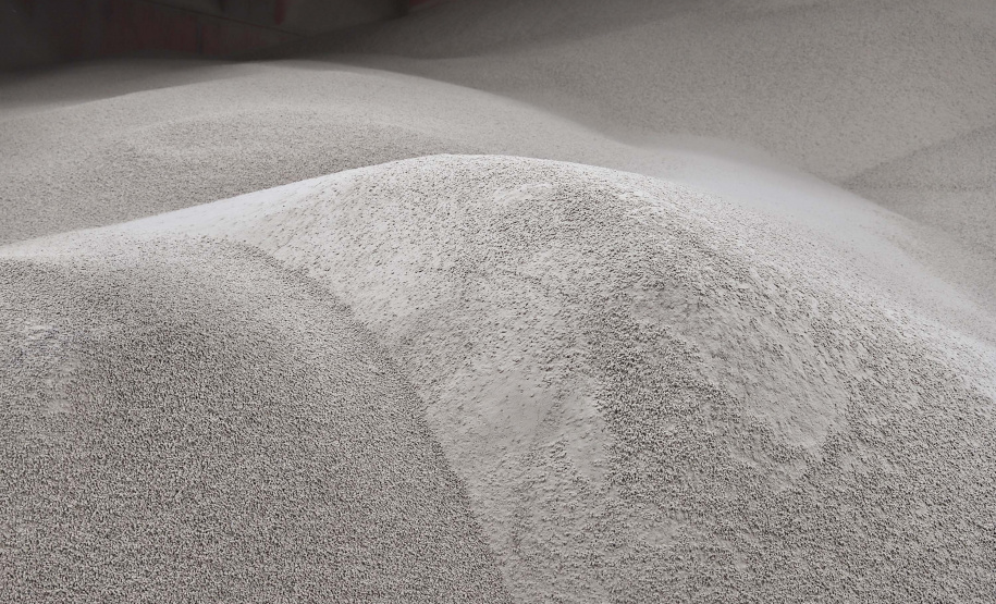 No berço 204, a oeste do cais do Porto de Paranaguá, o embarque de um novo produto chamou a atenção nesse início de semana. A granel, pellets de bagaço de cana-de-açúcar encheram os porões do navio Marina Prince. A biomassa é produto de exportação que vai atender o mercado do Reino Unido na geração de energia sustentável. A operação está sendo concluída nesta terça-feira (12).