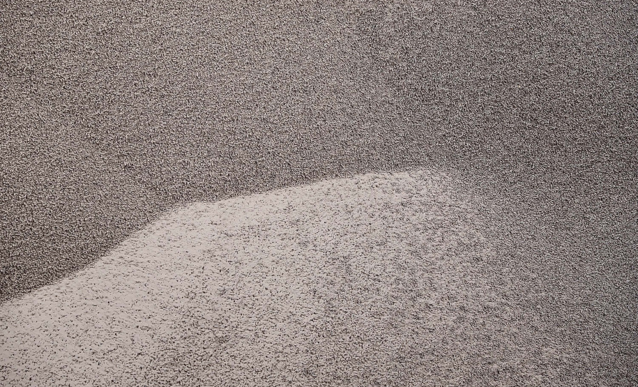 No berço 204, a oeste do cais do Porto de Paranaguá, o embarque de um novo produto chamou a atenção nesse início de semana. A granel, pellets de bagaço de cana-de-açúcar encheram os porões do navio Marina Prince. A biomassa é produto de exportação que vai atender o mercado do Reino Unido na geração de energia sustentável. A operação está sendo concluída nesta terça-feira (12).