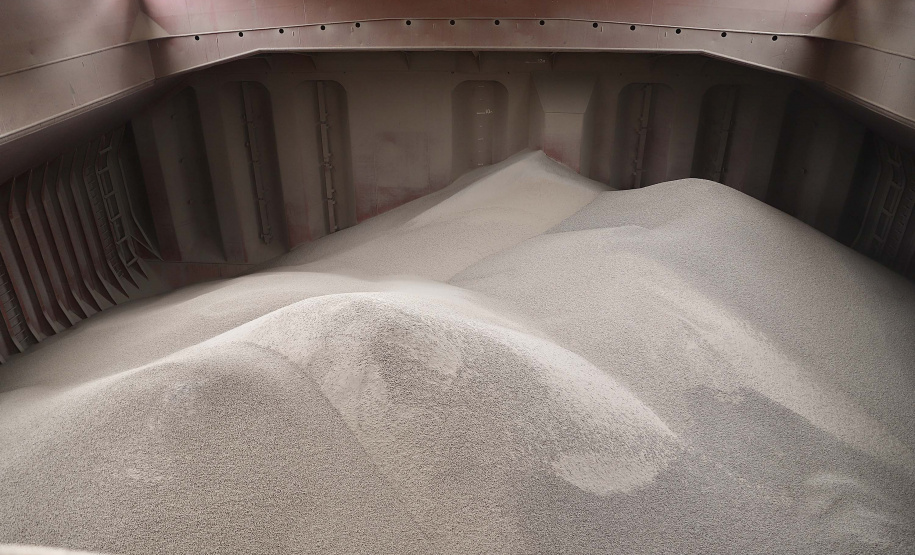 No berço 204, a oeste do cais do Porto de Paranaguá, o embarque de um novo produto chamou a atenção nesse início de semana. A granel, pellets de bagaço de cana-de-açúcar encheram os porões do navio Marina Prince. A biomassa é produto de exportação que vai atender o mercado do Reino Unido na geração de energia sustentável. A operação está sendo concluída nesta terça-feira (12).