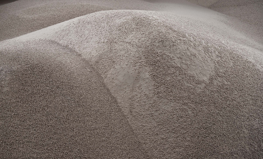 No berço 204, a oeste do cais do Porto de Paranaguá, o embarque de um novo produto chamou a atenção nesse início de semana. A granel, pellets de bagaço de cana-de-açúcar encheram os porões do navio Marina Prince. A biomassa é produto de exportação que vai atender o mercado do Reino Unido na geração de energia sustentável. A operação está sendo concluída nesta terça-feira (12).