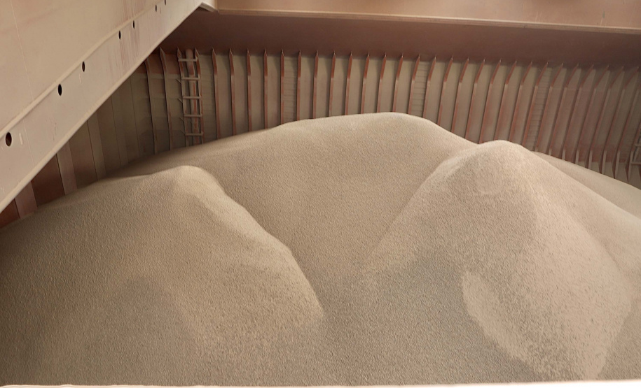 No berço 204, a oeste do cais do Porto de Paranaguá, o embarque de um novo produto chamou a atenção nesse início de semana. A granel, pellets de bagaço de cana-de-açúcar encheram os porões do navio Marina Prince. A biomassa é produto de exportação que vai atender o mercado do Reino Unido na geração de energia sustentável. A operação está sendo concluída nesta terça-feira (12).