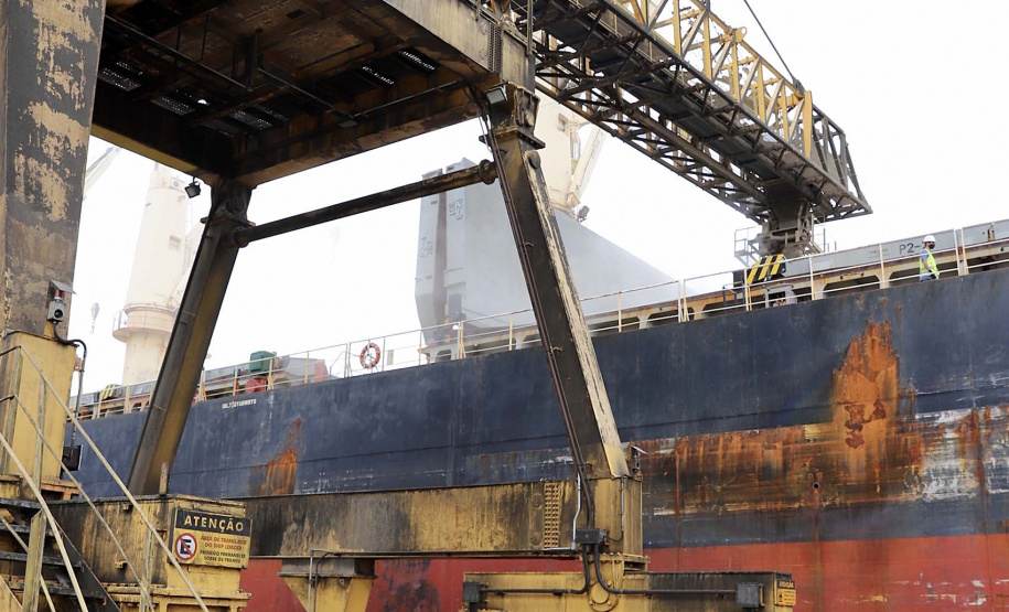 No berço 204, a oeste do cais do Porto de Paranaguá, o embarque de um novo produto chamou a atenção nesse início de semana. A granel, pellets de bagaço de cana-de-açúcar encheram os porões do navio Marina Prince. A biomassa é produto de exportação que vai atender o mercado do Reino Unido na geração de energia sustentável. A operação está sendo concluída nesta terça-feira (12).