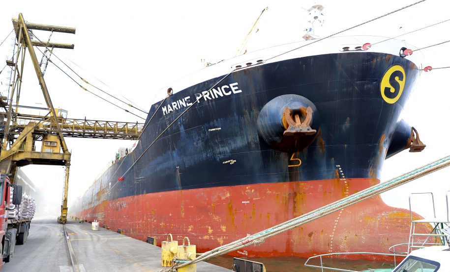 No berço 204, a oeste do cais do Porto de Paranaguá, o embarque de um novo produto chamou a atenção nesse início de semana. A granel, pellets de bagaço de cana-de-açúcar encheram os porões do navio Marina Prince. A biomassa é produto de exportação que vai atender o mercado do Reino Unido na geração de energia sustentável. A operação está sendo concluída nesta terça-feira (12).