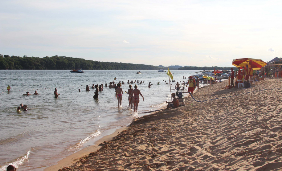 A Costa Extremo Noroeste, conhecida como corredor das águas por suas belas praias às margens do Rio Paraná, atrai inúmeros visitantes em busca do turismo sustentável da região