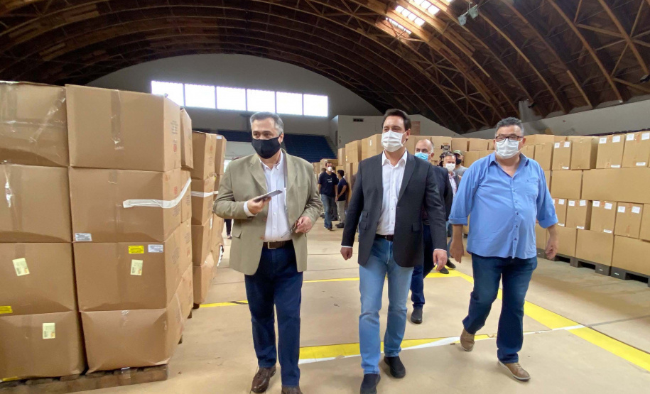 O governador Carlos Massa Ratinho Junior vistoriou nesta quarta-feira (12) o estoque dos chamados “insumos secos” que o Paraná já tem disponível para iniciar o processo de vacinação contra a Covid-19. São agulhas, seringas, máscaras, luvas, aventais e algodão, entre outros itens, que estão centralizados em dois pontos principais em Curitiba: o Centro de Medicamentos do Paraná (Cemepar) e o Ginásio de Esportes do Tarumã.