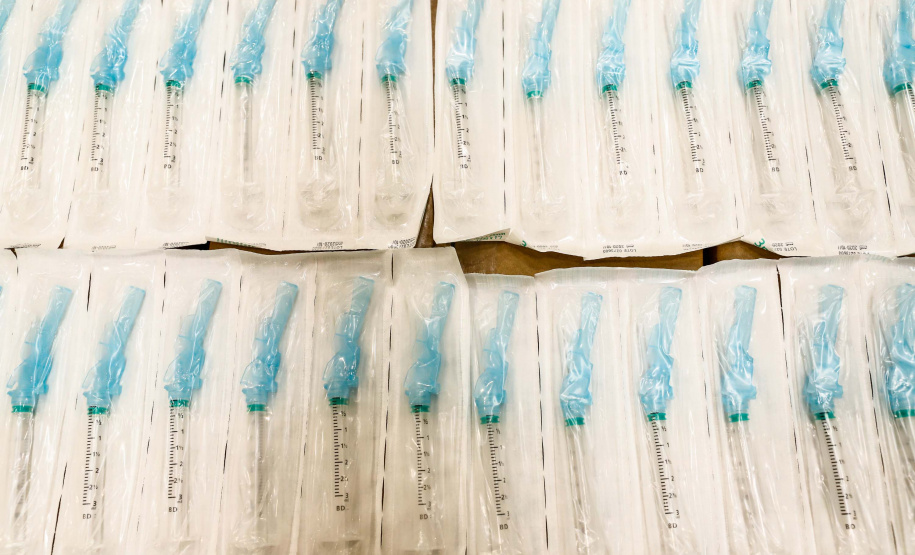 O governador Carlos Massa Ratinho Junior vistoriou nesta quarta-feira (12) o estoque dos chamados “insumos secos” que o Paraná já tem disponível para iniciar o processo de vacinação contra a Covid-19. São agulhas, seringas, máscaras, luvas, aventais e algodão, entre outros itens, que estão centralizados em dois pontos principais em Curitiba: o Centro de Medicamentos do Paraná (Cemepar) e o Ginásio de Esportes do Tarumã.