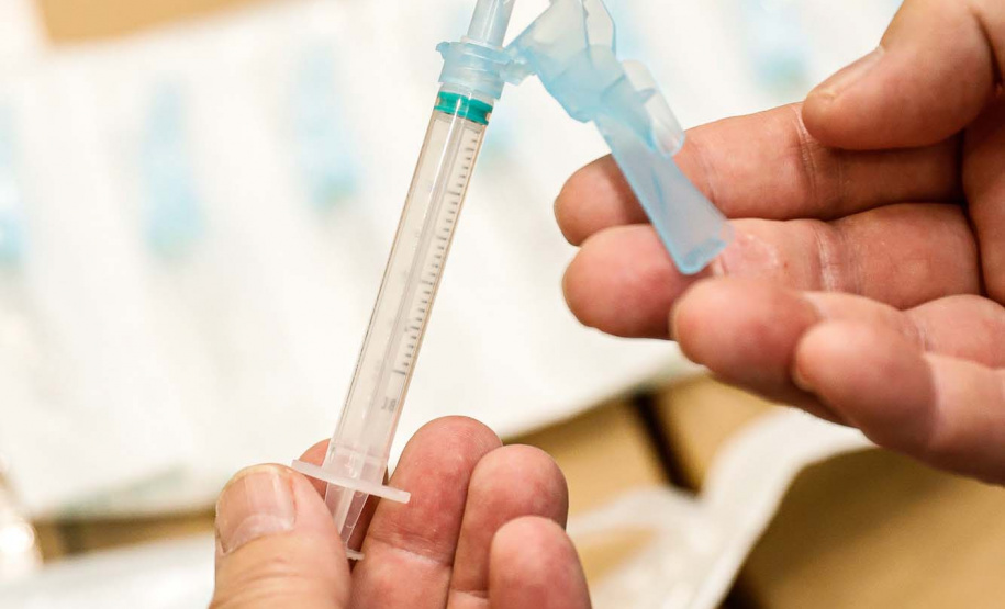 O governador Carlos Massa Ratinho Junior vistoriou nesta quarta-feira (12) o estoque dos chamados “insumos secos” que o Paraná já tem disponível para iniciar o processo de vacinação contra a Covid-19. São agulhas, seringas, máscaras, luvas, aventais e algodão, entre outros itens, que estão centralizados em dois pontos principais em Curitiba: o Centro de Medicamentos do Paraná (Cemepar) e o Ginásio de Esportes do Tarumã.