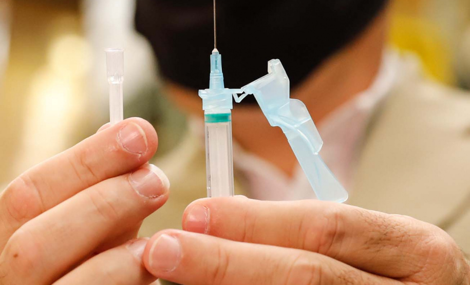 O governador Carlos Massa Ratinho Junior vistoriou nesta quarta-feira (12) o estoque dos chamados “insumos secos” que o Paraná já tem disponível para iniciar o processo de vacinação contra a Covid-19. São agulhas, seringas, máscaras, luvas, aventais e algodão, entre outros itens, que estão centralizados em dois pontos principais em Curitiba: o Centro de Medicamentos do Paraná (Cemepar) e o Ginásio de Esportes do Tarumã.