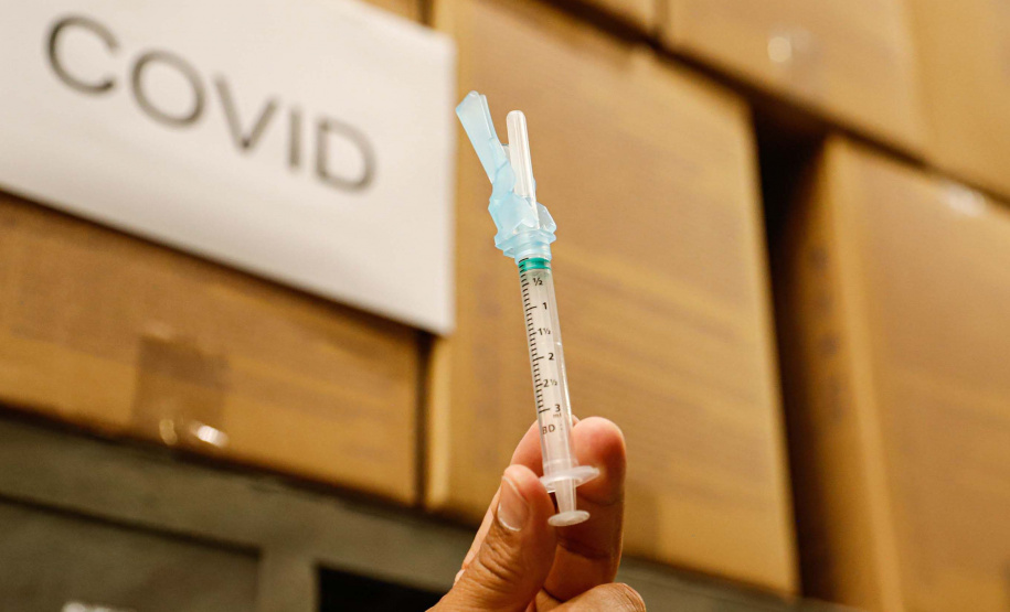 O governador Carlos Massa Ratinho Junior vistoriou nesta quarta-feira (12) o estoque dos chamados “insumos secos” que o Paraná já tem disponível para iniciar o processo de vacinação contra a Covid-19. São agulhas, seringas, máscaras, luvas, aventais e algodão, entre outros itens, que estão centralizados em dois pontos principais em Curitiba: o Centro de Medicamentos do Paraná (Cemepar) e o Ginásio de Esportes do Tarumã.