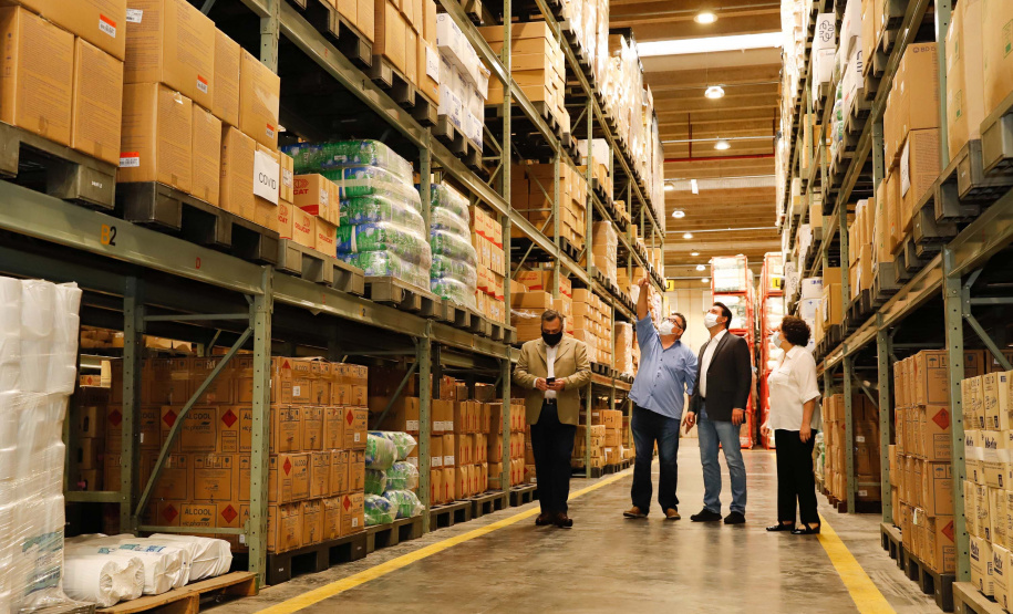 O governador Carlos Massa Ratinho Junior vistoriou nesta quarta-feira (12) o estoque dos chamados “insumos secos” que o Paraná já tem disponível para iniciar o processo de vacinação contra a Covid-19. São agulhas, seringas, máscaras, luvas, aventais e algodão, entre outros itens, que estão centralizados em dois pontos principais em Curitiba: o Centro de Medicamentos do Paraná (Cemepar) e o Ginásio de Esportes do Tarumã.