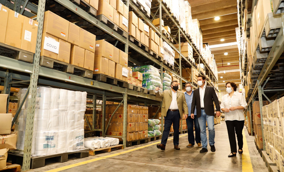 O governador Carlos Massa Ratinho Junior vistoriou nesta quarta-feira (12) o estoque dos chamados “insumos secos” que o Paraná já tem disponível para iniciar o processo de vacinação contra a Covid-19. São agulhas, seringas, máscaras, luvas, aventais e algodão, entre outros itens, que estão centralizados em dois pontos principais em Curitiba: o Centro de Medicamentos do Paraná (Cemepar) e o Ginásio de Esportes do Tarumã.