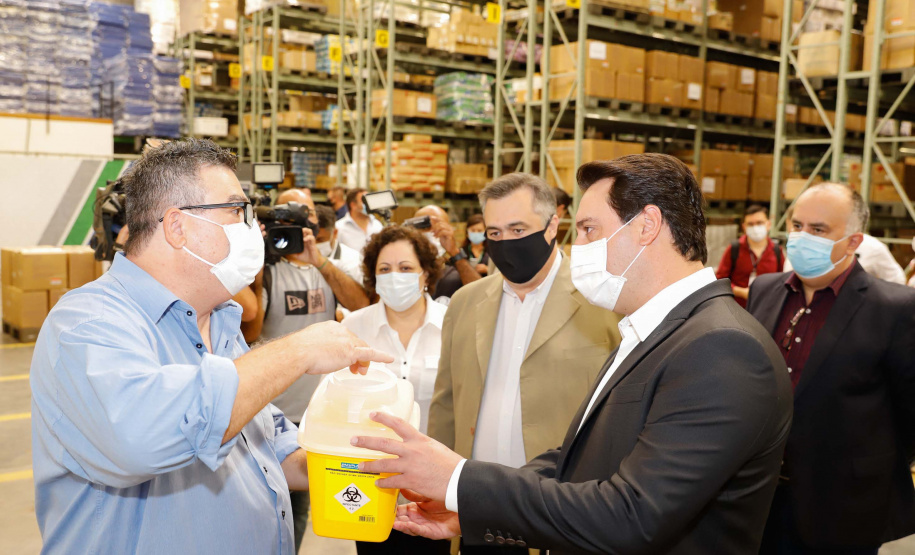 O governador Carlos Massa Ratinho Junior vistoriou nesta quarta-feira (12) o estoque dos chamados “insumos secos” que o Paraná já tem disponível para iniciar o processo de vacinação contra a Covid-19. São agulhas, seringas, máscaras, luvas, aventais e algodão, entre outros itens, que estão centralizados em dois pontos principais em Curitiba: o Centro de Medicamentos do Paraná (Cemepar) e o Ginásio de Esportes do Tarumã.