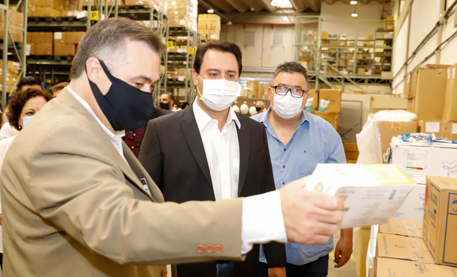 O governador Carlos Massa Ratinho Junior vistoriou nesta quarta-feira (12) o estoque dos chamados “insumos secos” que o Paraná já tem disponível para iniciar o processo de vacinação contra a Covid-19. São agulhas, seringas, máscaras, luvas, aventais e algodão, entre outros itens, que estão centralizados em dois pontos principais em Curitiba: o Centro de Medicamentos do Paraná (Cemepar) e o Ginásio de Esportes do Tarumã.