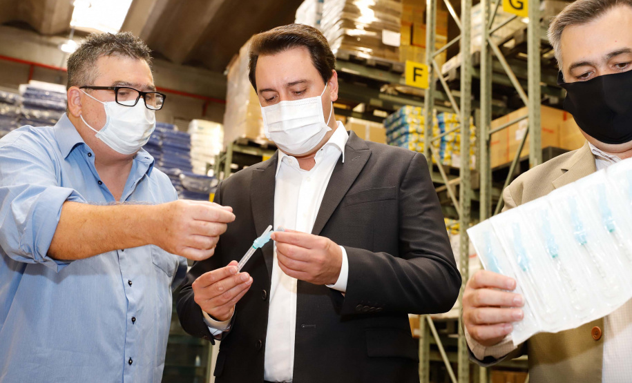 O governador Carlos Massa Ratinho Junior vistoriou nesta quarta-feira (12) o estoque dos chamados “insumos secos” que o Paraná já tem disponível para iniciar o processo de vacinação contra a Covid-19. São agulhas, seringas, máscaras, luvas, aventais e algodão, entre outros itens, que estão centralizados em dois pontos principais em Curitiba: o Centro de Medicamentos do Paraná (Cemepar) e o Ginásio de Esportes do Tarumã.