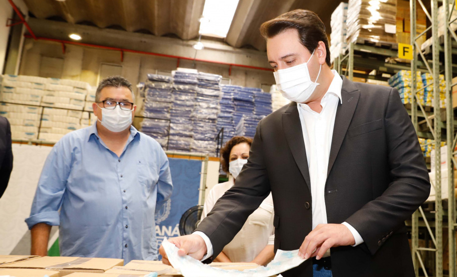 O governador Carlos Massa Ratinho Junior vistoriou nesta quarta-feira (12) o estoque dos chamados “insumos secos” que o Paraná já tem disponível para iniciar o processo de vacinação contra a Covid-19. São agulhas, seringas, máscaras, luvas, aventais e algodão, entre outros itens, que estão centralizados em dois pontos principais em Curitiba: o Centro de Medicamentos do Paraná (Cemepar) e o Ginásio de Esportes do Tarumã.