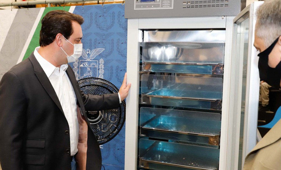 O governador Carlos Massa Ratinho Junior vistoriou nesta quarta-feira (12) o estoque dos chamados “insumos secos” que o Paraná já tem disponível para iniciar o processo de vacinação contra a Covid-19. São agulhas, seringas, máscaras, luvas, aventais e algodão, entre outros itens, que estão centralizados em dois pontos principais em Curitiba: o Centro de Medicamentos do Paraná (Cemepar) e o Ginásio de Esportes do Tarumã.