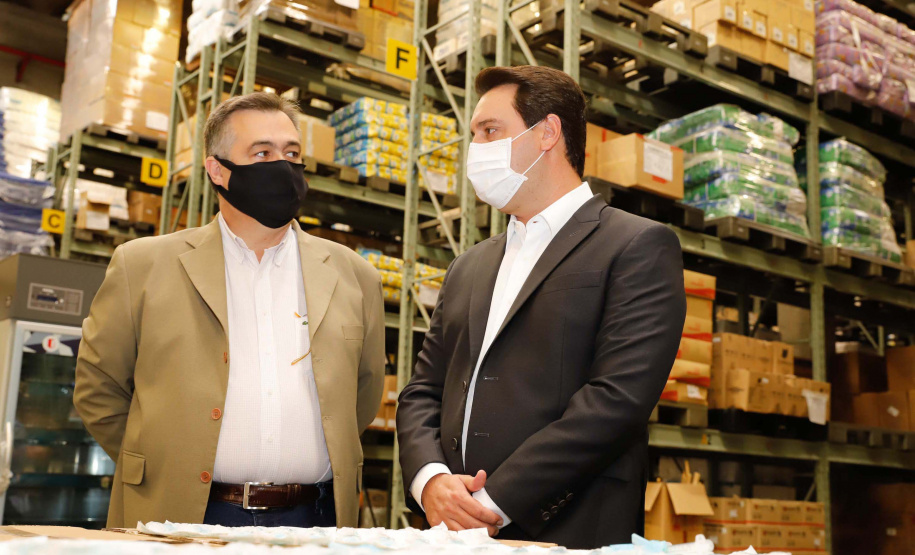 O governador Carlos Massa Ratinho Junior vistoriou nesta quarta-feira (12) o estoque dos chamados “insumos secos” que o Paraná já tem disponível para iniciar o processo de vacinação contra a Covid-19. São agulhas, seringas, máscaras, luvas, aventais e algodão, entre outros itens, que estão centralizados em dois pontos principais em Curitiba: o Centro de Medicamentos do Paraná (Cemepar) e o Ginásio de Esportes do Tarumã.