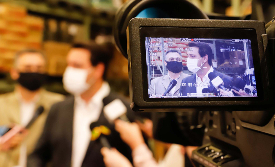 O governador Carlos Massa Ratinho Junior vistoriou nesta quarta-feira (12) o estoque dos chamados “insumos secos” que o Paraná já tem disponível para iniciar o processo de vacinação contra a Covid-19. São agulhas, seringas, máscaras, luvas, aventais e algodão, entre outros itens, que estão centralizados em dois pontos principais em Curitiba: o Centro de Medicamentos do Paraná (Cemepar) e o Ginásio de Esportes do Tarumã.