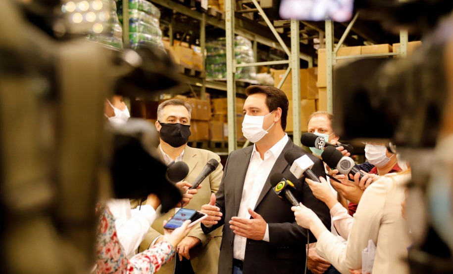 O governador Carlos Massa Ratinho Junior vistoriou nesta quarta-feira (12) o estoque dos chamados “insumos secos” que o Paraná já tem disponível para iniciar o processo de vacinação contra a Covid-19. São agulhas, seringas, máscaras, luvas, aventais e algodão, entre outros itens, que estão centralizados em dois pontos principais em Curitiba: o Centro de Medicamentos do Paraná (Cemepar) e o Ginásio de Esportes do Tarumã.