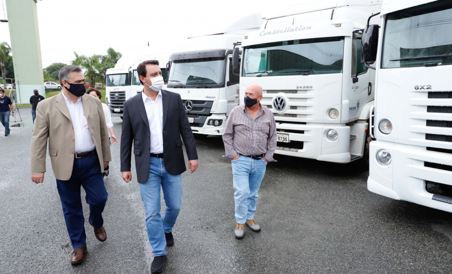 O governador Carlos Massa Ratinho Junior vistoriou nesta quarta-feira (12) o estoque dos chamados “insumos secos” que o Paraná já tem disponível para iniciar o processo de vacinação contra a Covid-19. São agulhas, seringas, máscaras, luvas, aventais e algodão, entre outros itens, que estão centralizados em dois pontos principais em Curitiba: o Centro de Medicamentos do Paraná (Cemepar) e o Ginásio de Esportes do Tarumã.