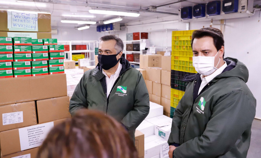 O governador Carlos Massa Ratinho Junior vistoriou nesta quarta-feira (12) o estoque dos chamados “insumos secos” que o Paraná já tem disponível para iniciar o processo de vacinação contra a Covid-19. São agulhas, seringas, máscaras, luvas, aventais e algodão, entre outros itens, que estão centralizados em dois pontos principais em Curitiba: o Centro de Medicamentos do Paraná (Cemepar) e o Ginásio de Esportes do Tarumã.