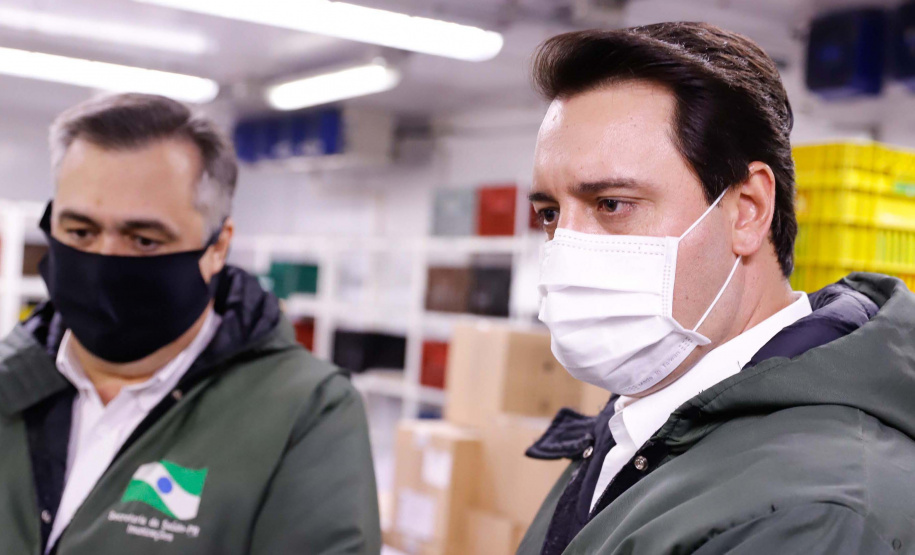 O governador Carlos Massa Ratinho Junior vistoriou nesta quarta-feira (12) o estoque dos chamados “insumos secos” que o Paraná já tem disponível para iniciar o processo de vacinação contra a Covid-19. São agulhas, seringas, máscaras, luvas, aventais e algodão, entre outros itens, que estão centralizados em dois pontos principais em Curitiba: o Centro de Medicamentos do Paraná (Cemepar) e o Ginásio de Esportes do Tarumã.